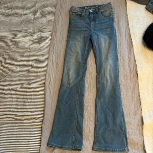 Blå bootcut jeans från LAB Industries - Snygga blå jeans från LAB Industries i storlek 164. Modellen har bootcut-ben och klassisk femficksdesign. Jeansen har justerbar midja med resår på insidan. Skön stretch. 