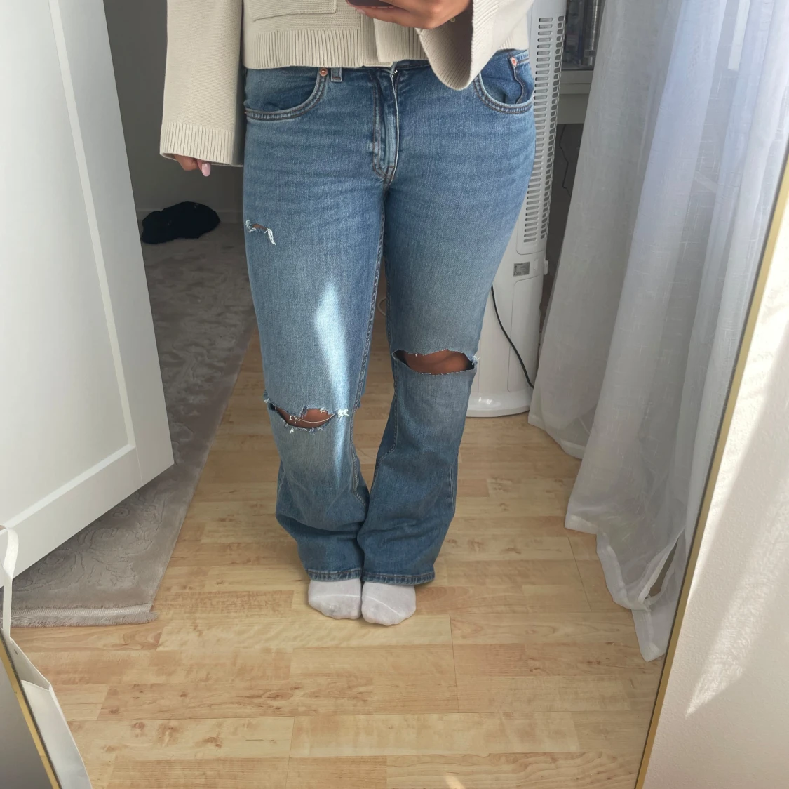 Blå bootcut jeans med hål på knäna - 2