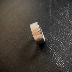 Bred silverring i stål med mönster - Size:10.0-10.5                                                          Säljer en bred ring i blankt stål med ett graverat geometriskt mönster runt hela ringen. Ringen har en cool, modern vibe och passar perfekt om du gillar chunky accessoarer. Materialet är stainless steel vilket gör den tålig och stilren.