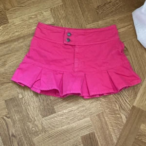 Rosa volangkjol med knappar - Snygg rosa kortkjol med volangkant💖 Är väldigt flexibel med pris så det är bara att fråga!