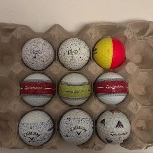 Golfbollar: Vice, TaylorMade, Callaway - Samling med 9 coola golfbollar från Vice, TaylorMade och Callaway. Perfekt för dig som vill sticka ut på golfbanan med färgglada och mönstrade bollar. Passar både nybörjare och erfarna golfare som vill ha något extra till sin utrustning.
