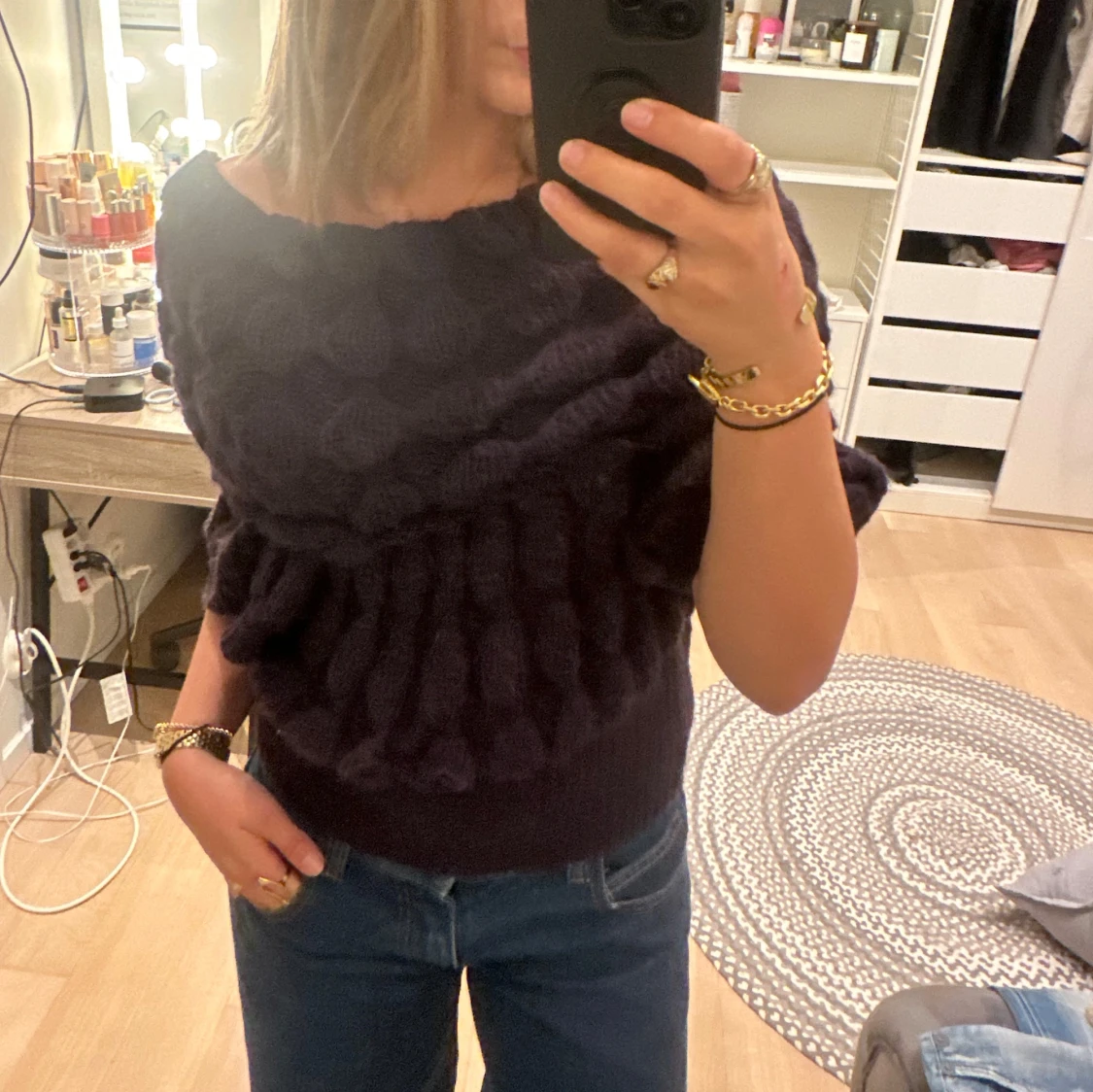Mörklila stickad offshoulder tröja