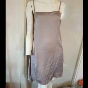 Satin klänning från Branting - Satin klänning från märket Branting inköpt för 1298kr, nypris nu är 1998kr, men aldrig använt. Passar storlek XXS, XS och S ❤️