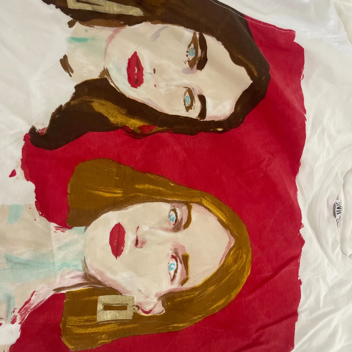 Vit t-shirt med konsttryck från Zara - 2