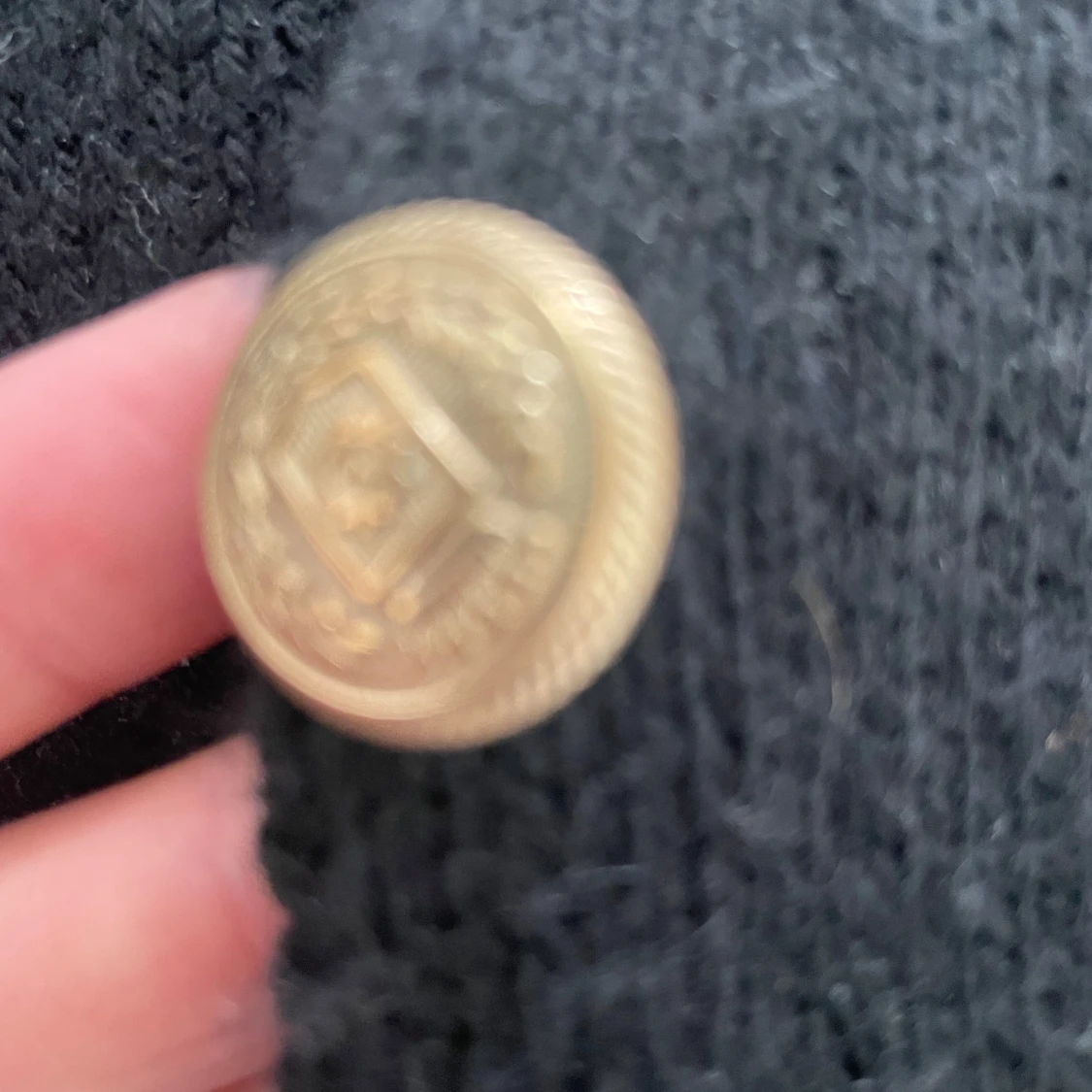 Svart kofta med guldfärgade knappar från Zara - 2