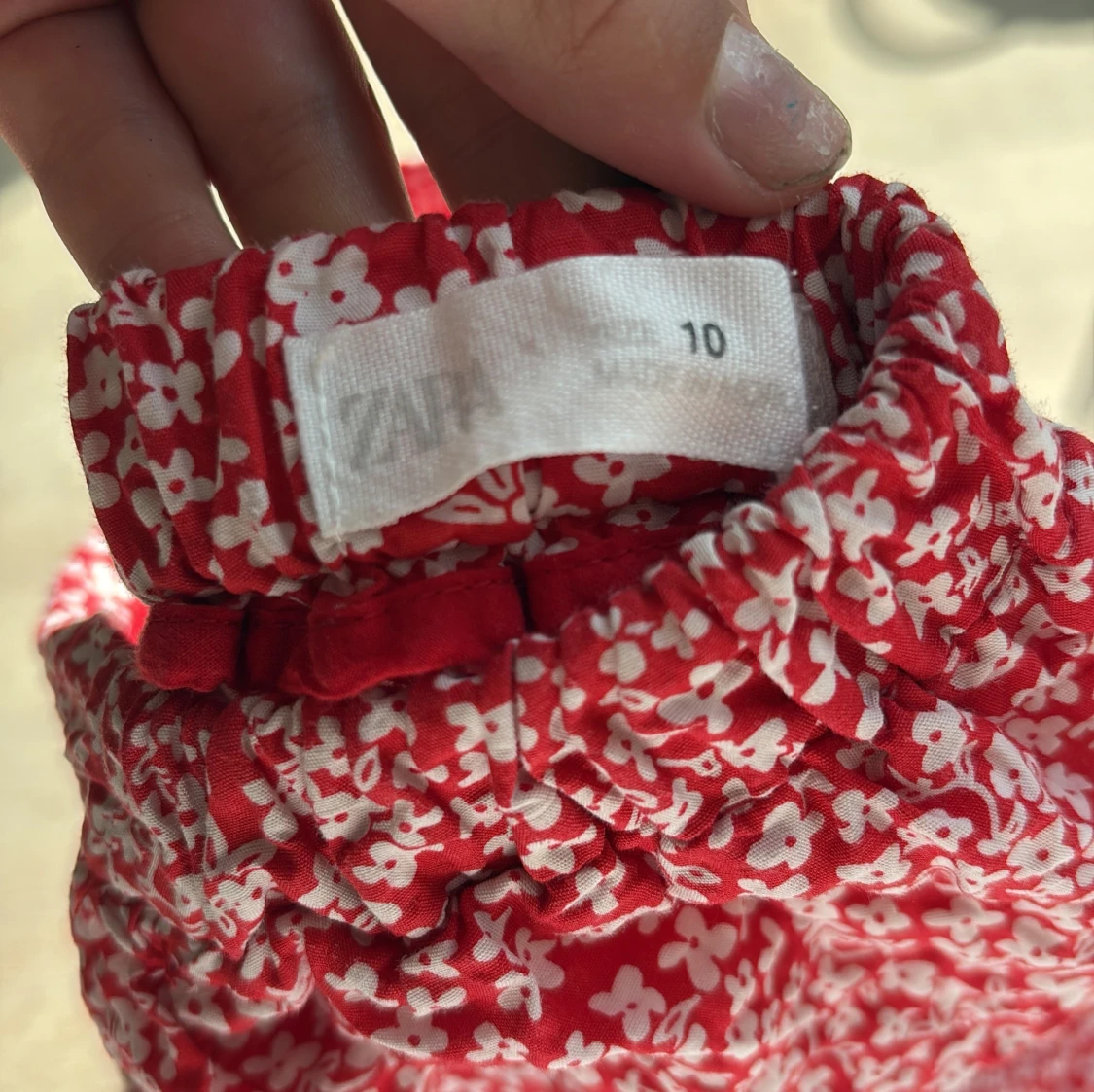 Röd blommig kortkjol från Zara - 2