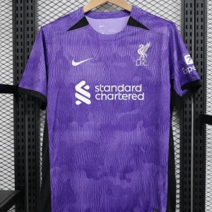 Lila Liverpool fotbollströja Nike finns i alla storlekar!! - Snygg lila Liverpool fotbollströja från Nike med vit logga och sponsortryck. Tröjan har korta ärmar, svarta detaljer vid axlar och ärmslut samt ett subtilt mönster över hela framsidan. Perfekt för dig som vill sticka ut på planen eller på läktaren.