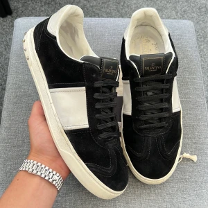 Valentino flycrew  - Sjuukt feta valentino flycrews! | Size : 44! | skick: 8,5/10 alla nitar kvar! | dessa skor har slutat tillverkas! Tillkommer vid köp= dustbag + valentino kort! Hör av dig vid minsta fundering! Postar samma dag som köp✅