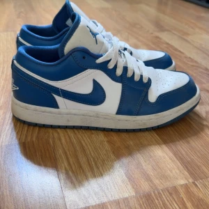 Nike Air Jordan 1 Low  - Säljer ett par Nike Air Jordan 1 Low i storlek 36,5. Använda men i bra skick. 