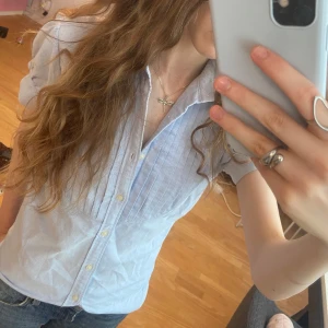 Ljusblå skjorta från Ralph Lauren Sport - Snygg ljusblå skjorta från Ralph Lauren Sport i 100% bomull. Fick den av min mamma som knappt har använt den. Själv har jag inte heller använt den då den var lite för stor. 🤍