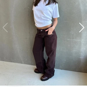 Bruna wide jeans med kontrastsömmar - Säljer ett par så snygga o bruna jeans med bred passform och låg midja som tyvärr va lite små för mitt tycke🤍Byxorna har tydliga vita kontrastsömmar och är verkligen perfekta nu för hösten🍂Är storlek S men skulle säga att de är mer åt XS! Passar mig dock bra i längden som är 170 men passar även lite längre o såklart kortare🥰Jeansen är helt nya o fortfarande med prislapp!!!
