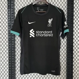 Svart Liverpool FC fotbollströja Nike - Snygg svart Liverpool FC fotbollströja från Nike med vit logga och sponsortryck på bröstet. Kortärmad modell med turkosa detaljer vid ärmslut och axlar. Tillverkad i lätt och ventilerande material, perfekt för träning eller match. Finns i alla storlekar!!!   