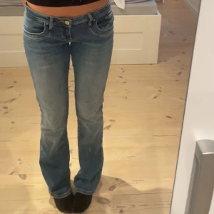 Blå bootcut lågmidjade jeans - Säljer ett par HELT NYA blå jeans från Ltb med snygg bootcut och låg midja. Aldrig använda. Passar mig som är 174 cm🤗W27 L36