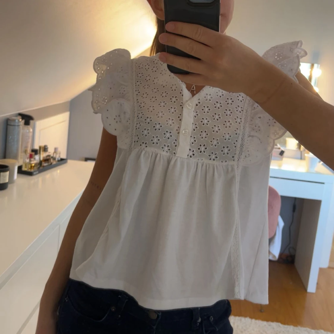 Vit blus med volangärmar från Mango