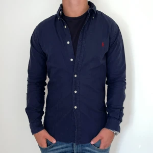 Ralph Lauren skjorta slim fit  - Ralph Lauren | Mycket bra skick | Size - S | Nypris 1600 mitt pris 599 | Hör av dig vid minsta fråga eller fundering📩
