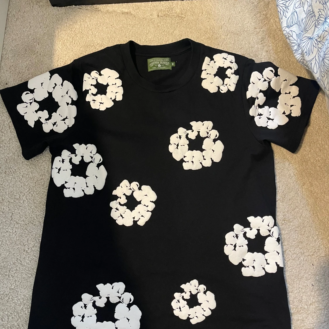 Svart t-shirt med vita blommor Denim Tears