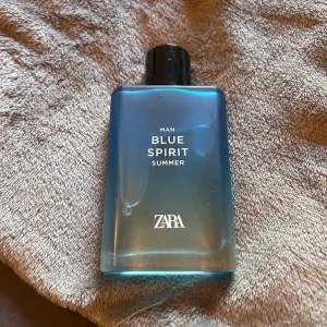 Zara Blue Spirit Summer parfym - ZARA Man Blue Spirit Summer – Eau de Toilette Fräsch och somrig doft för herr, perfekt för varma dagar och kvällar. Lätt, frisk och uppfriskande med marina och citrusaktiga toner.  📦 Skick: Nästan oanvänd, endast testad ett fåtal gånger. 📏 Storlek: 100 ml 🏷 Märke: ZARA 💡 Passar både till vardags och speciella tillfällen under sommaren.  🌊 En fräsch doftkick som påminner om havsbris och soliga dagar