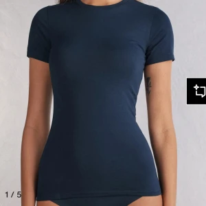 Intimissimi t shirt mörkblå - Säljer min intimissimi t shirt i storlek S. Bra kvalité, säljer pga har ingen användning av den längre 💕