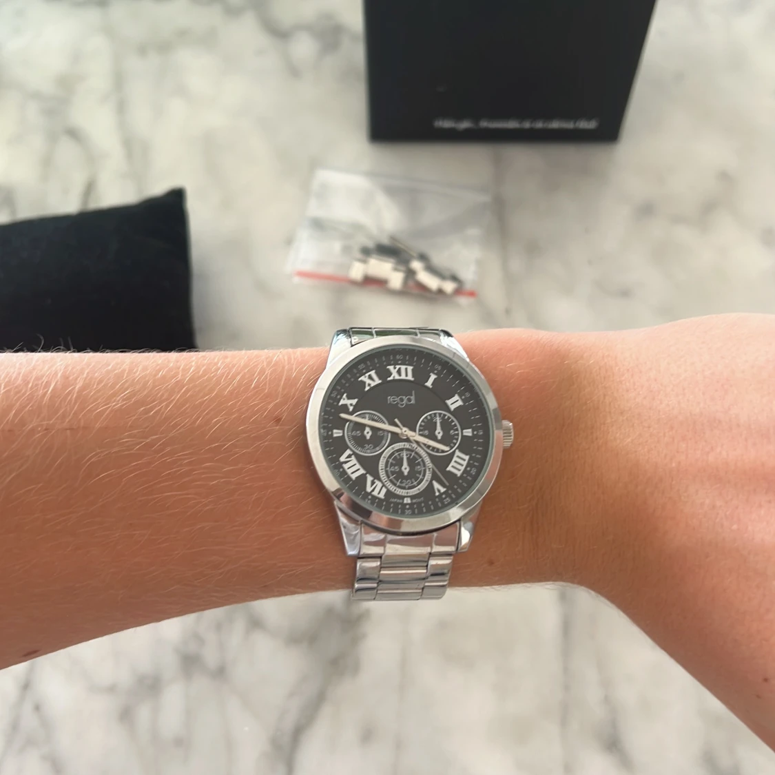 Silverfärgad klocka från Regal - 1