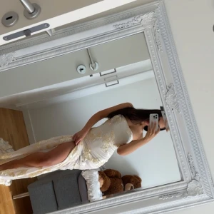 Klänning  - Jätte fin klänning o spets, helt ny med prislapp kvar i storlek 36.