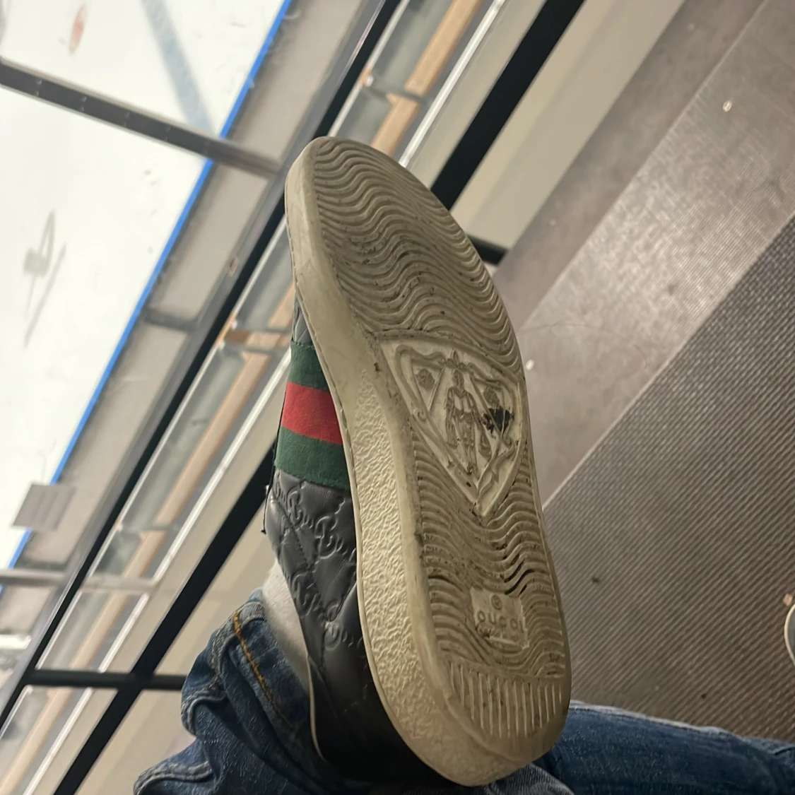 Gucci svarta sneakers med röd/grön rand - 4