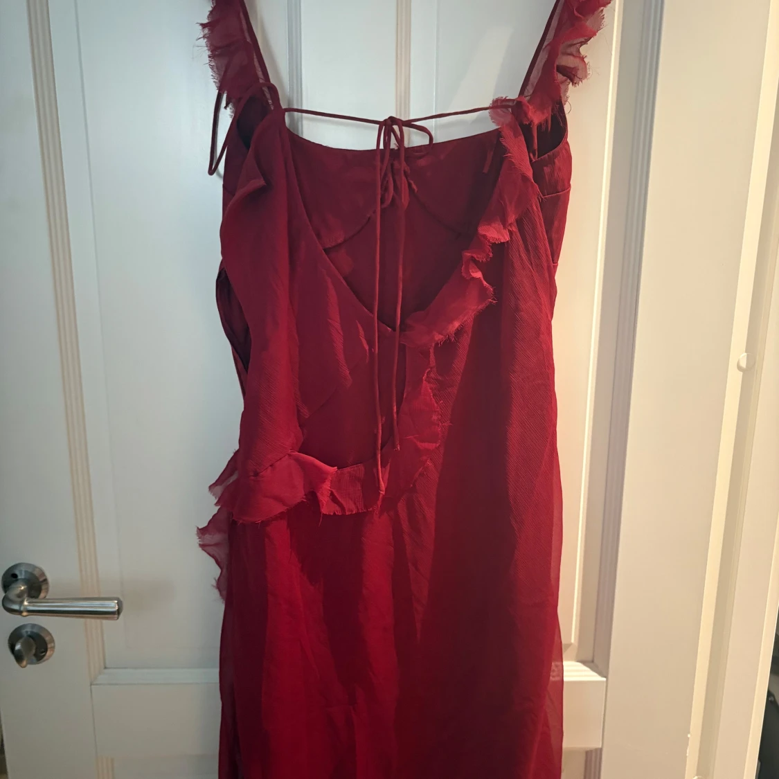 Vinröd långklänning med volanger - 2