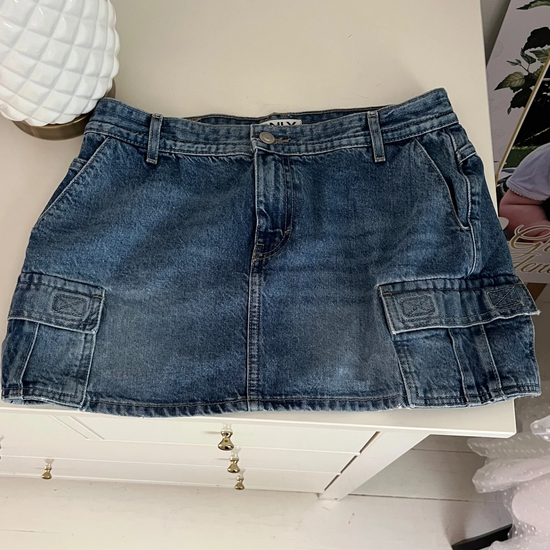 Blå jeanskjol med cargofickor från ONLY