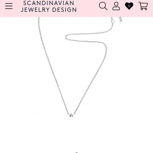 Silverhalsband med liten stjärna - Ett stilrent och tunt silverhalsband från efva attling med en liten stjärna i mitten. Perfekt för dig som gillar minimalistiska smycken med en touch av personlighet.(aldrig använt) kommer med original box 