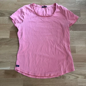 Crocker Rosa t-shirt strl S - Snygg rosa t-shirt från Crocker i stretchigt material. Storlek S. Loose fit. 