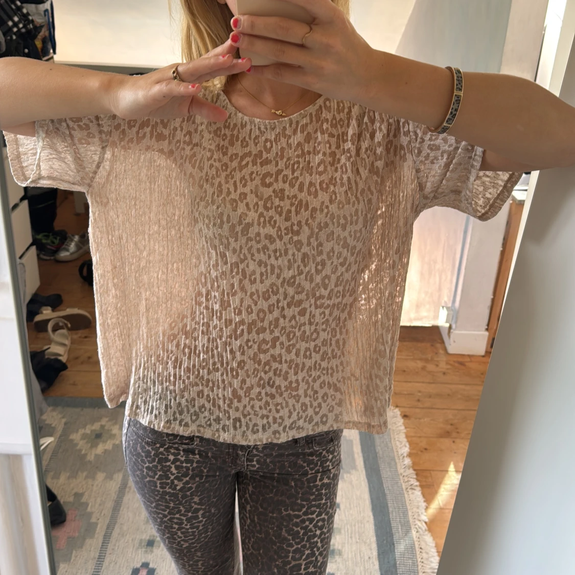 Beige leopardmönstrad topp från LinDEX - 1
