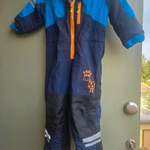 Overall, strl 90 - Overall från Pollup, strl 90. Hela reflexer och resårband, fint skick! Enbart något slitage på ett tryck.