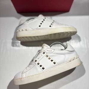 Valentino skor - Hej! Säljer nu mina skor från märket Valentino, storlek 41 bra skick, allt på bilden ingår. Tveka inte på att höra av dig om du har frågor eller funderingar kring skorna! 