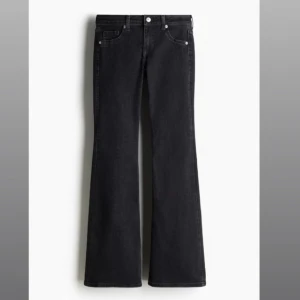 Svarta low waist bootcut jeans - Lågmidjade svarta jeans från hm, skriv ifall du vill ha fler bilder på jeansen eller har några frågor❤️