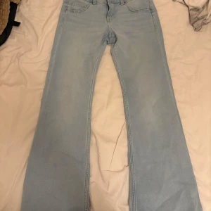 Bootcut ljusblå jeans - Säljer ett par ljusblå bootcut jeans från hm. Jag har sytt om de så att de den är kortare än vanligt. Passar nog du som är  165-160 cm. 