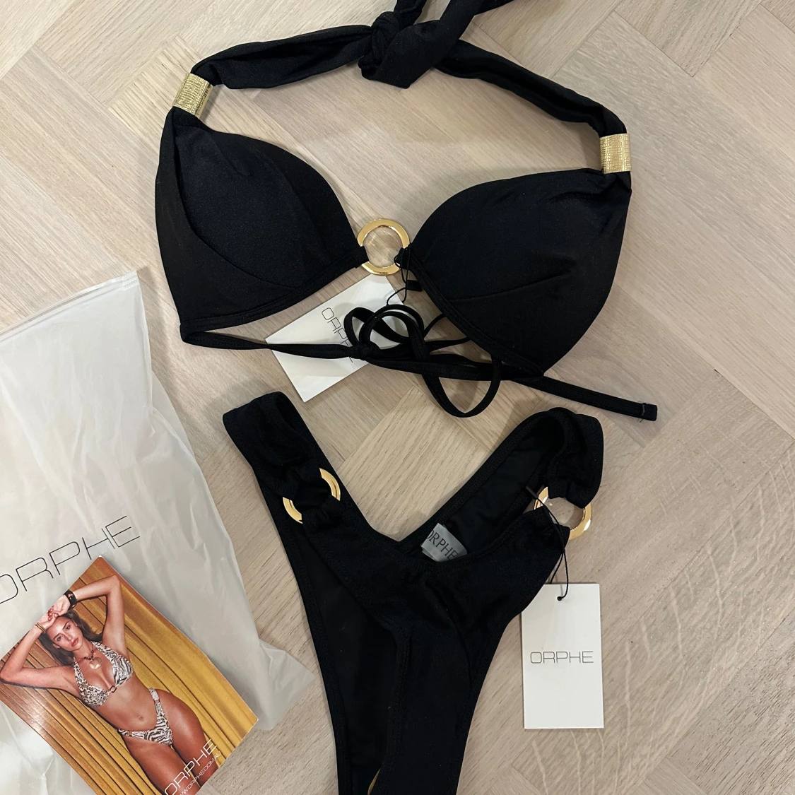 Svart bikini med gulddetaljer från Orphe - 2