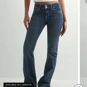 Nelly jeans - Snygga blå bootcut jeans med klassisk femficksdesign och vit broderad detalj på bakfickan. Jeansen har låg midja, de är uppsydda längst ner men inget man tänker på, se sista bilden, säljer då de är försmå för mig