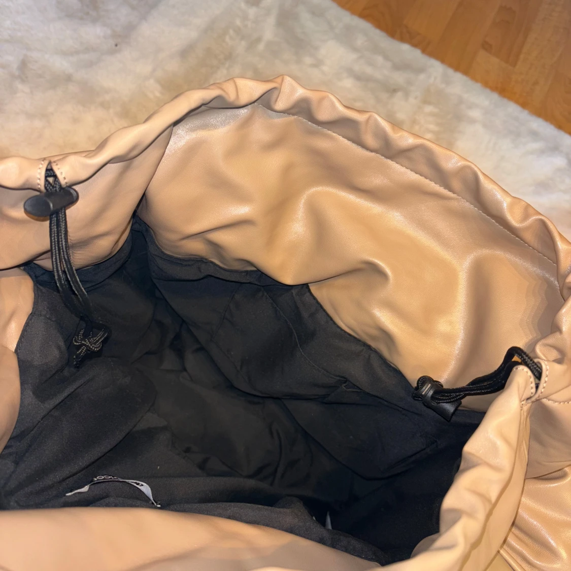 Beige quiltad axelväska i skinnimitation - 3