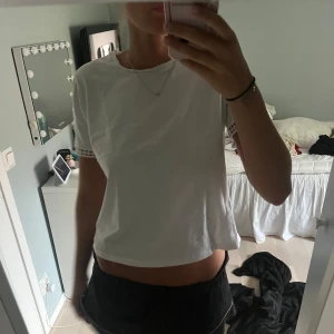 Snygg topp   - Säljer denna snygga t - shirt ifrån Zara , med detaljerade armar, jätte snygg och lite mer en basic tröja ! 💕