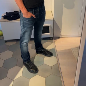 Jack and Jones - Säljer ett par goa jeans från jacka and Jones i modellen slim fit Glenn 