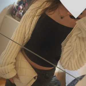 Vit bolerotopp  - Säljer en supermysig vit bolerotopp från NA-KD i stickat material. Modellen är croppad med långärmade, breda ärmar och chunky ribbad struktur. ☺️SKRIV OM NI HAR FRÅGOR!!😇