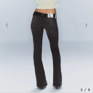lågmidjade jeans weekday - säljer dessa lågmidjade  jeans från weekday cheap Monday eftersom dom inte kommer till användning, därav är dom i jättebra skick. Storlek 29/32 och i färgen svart!