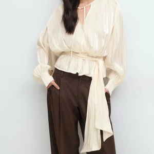 Vit blus från Gina - Helt ny med prislapp i storlek 36, säljer den då jag ej fått användning av den!💓