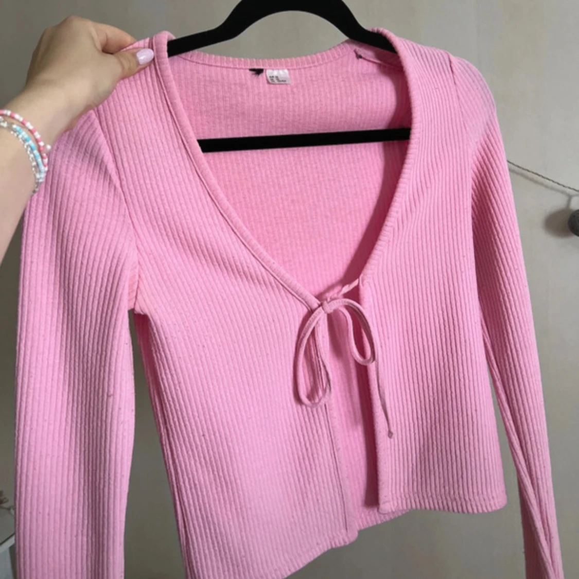 Rosa ribbad kofta med knyt