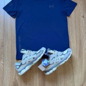 Under Armour T-shirts – Svart & Blå ( skickar samma dag) - Skickar samma dag!!  Säljer snygga och funktionella Under Armour T-shirts i svart och blå. Perfekta för träning, löpning eller vardagsbruk. 	•	Storlek: M och L finns 	•	Passform: Slim fit / Regular fit  	•	Material: Fukttransporterande och snabbtorkande tyg 	•	Holografiska logodetaljer och text “UNDER ARMOUR” på sidan 	•	Alla i ny skick , oanvända!  Pris gäller per styck, men kan ge paketpris vid köp av flera.  Skick: Ny med paket! Frakt: Skickas via Plick eller hämtas i Stockholm