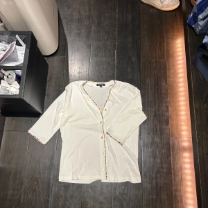Vit kortärmad burberry kofta💓 - En Jättensygg burberry kofta som är vit med det klassiska burberry mönstret. Koftan är i 100% bomull och bör därmed handtvättas. Den är köpt på en vintage butik i Tokyo och är äkta, säljer eftersom att den inte riktigt är min stil. Priset kan diskuteras💕💕💕