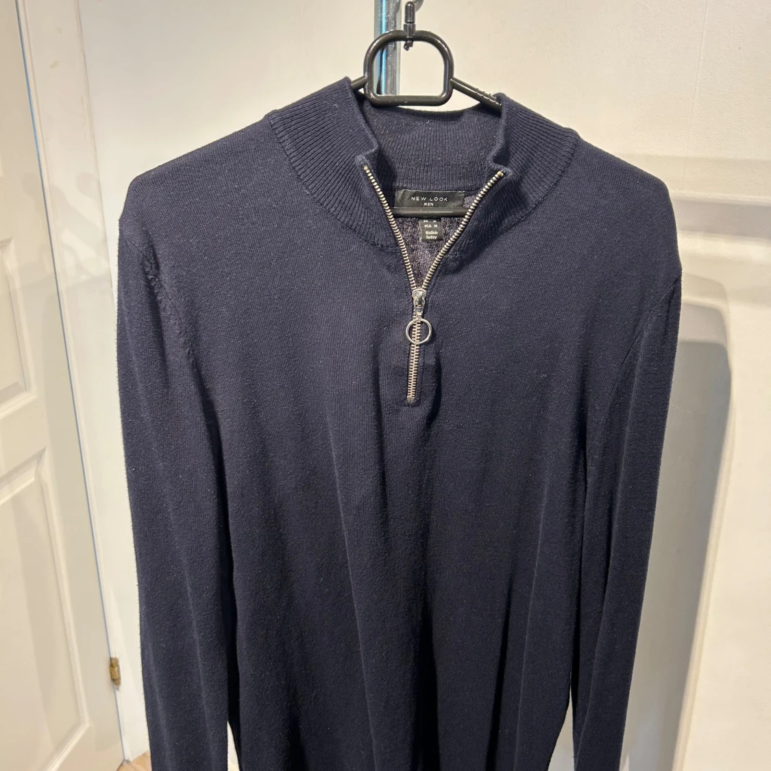 Mörkblå stickad tröja med half zip