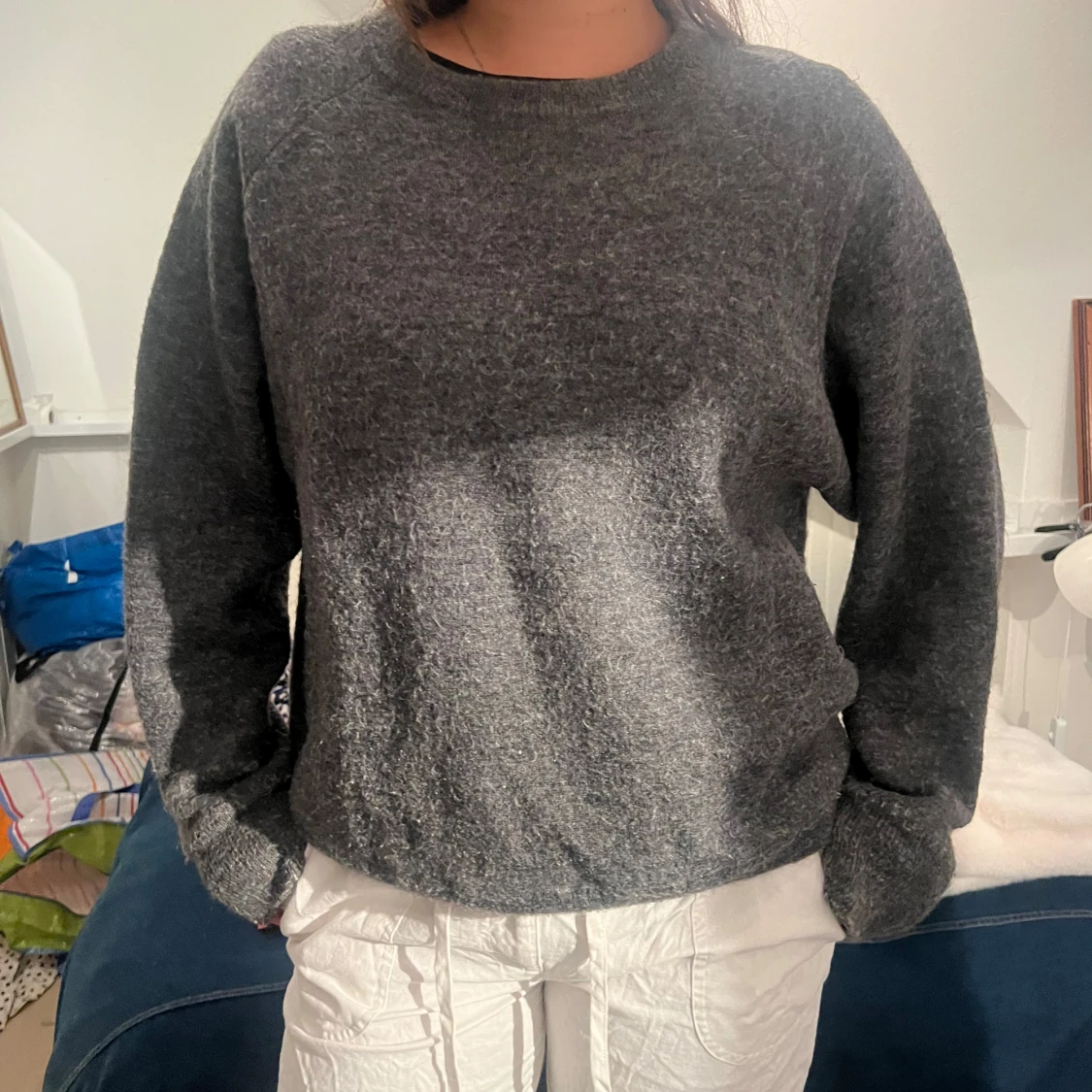 Mörkgrå stickad tröja med rund hals Filippa K