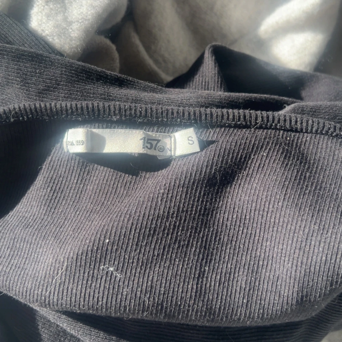 Svart ribbad långärmad klänning - 4