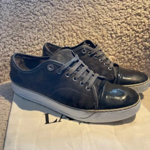 Gråa lanvins  - Tjenare säljer mina gråa lanvins i uk 6 som motsvarar 41/42, bra skick med inga större detaljer! Dustbag och box tillkommer till skorna! Hör av er med frågor!