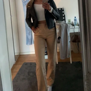 Beiga wide byxor med hög midja - Säljer ett par snygga beiga byxor med hög midja och wide fit. 